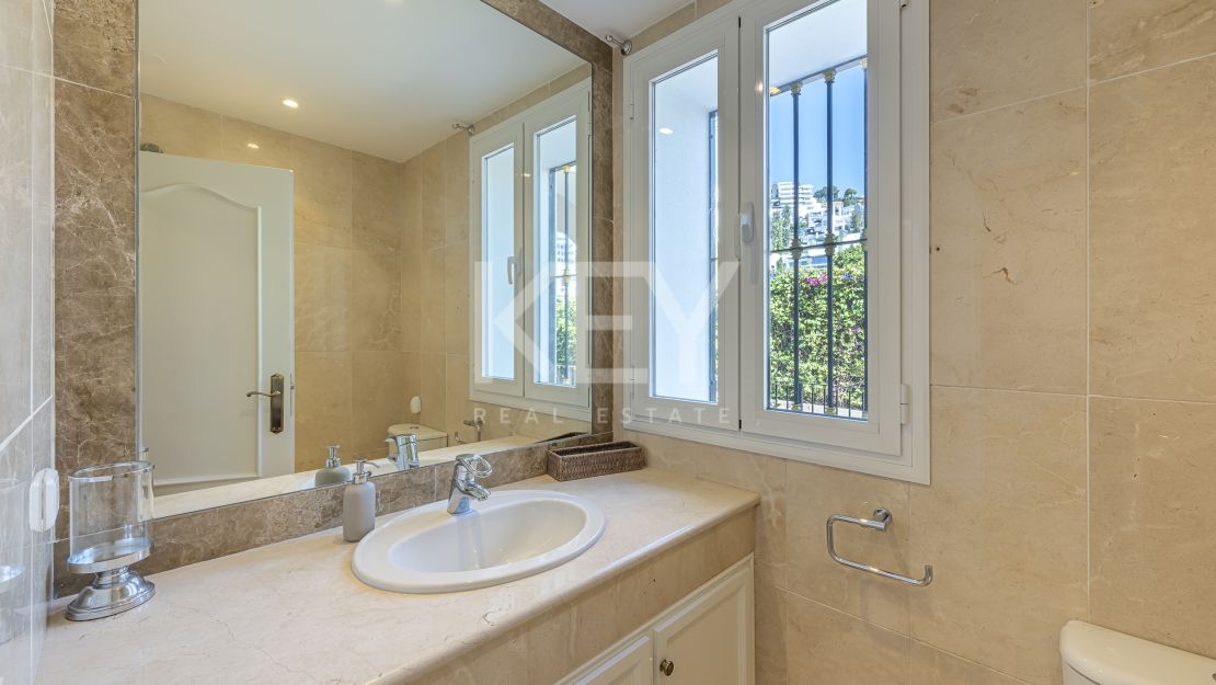 Villa andaluza clásica con privacidad y vistas al golf en La Reserva de La Quinta