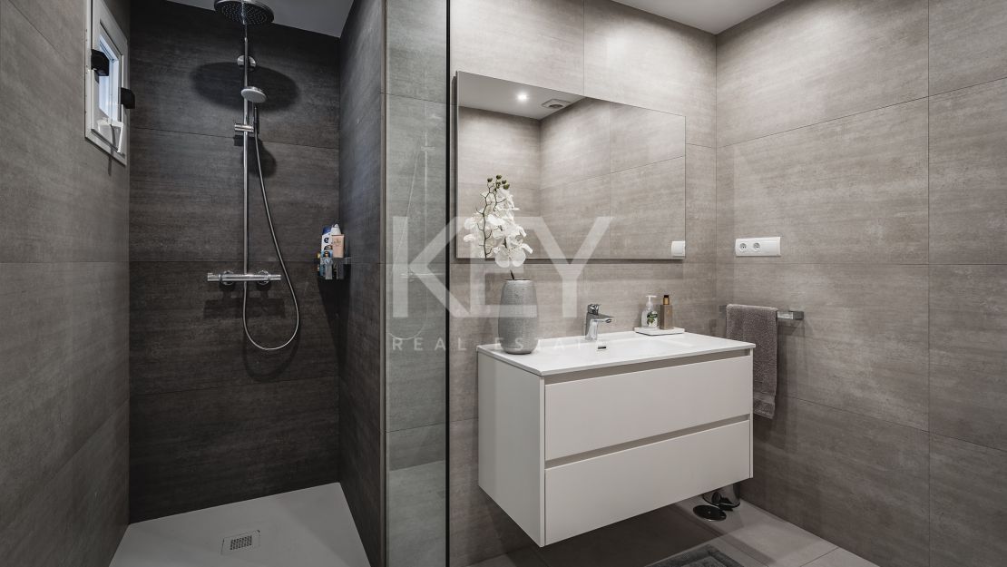 Luxury and perfectly presented apartment for sale in Marina Puente Romano