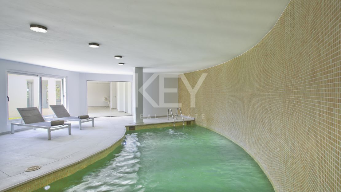 Una lujosa y elegante villa con vistas panorámicas, ubicada en Las Chapas, al este de Marbella.
