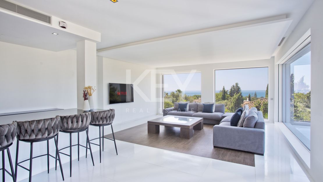 Una lujosa y elegante villa con vistas panorámicas, ubicada en Las Chapas, al este de Marbella.