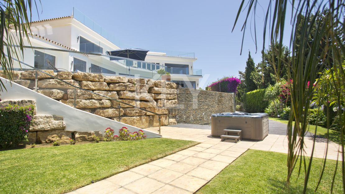 Una lujosa y elegante villa con vistas panorámicas, ubicada en Las Chapas, al este de Marbella.