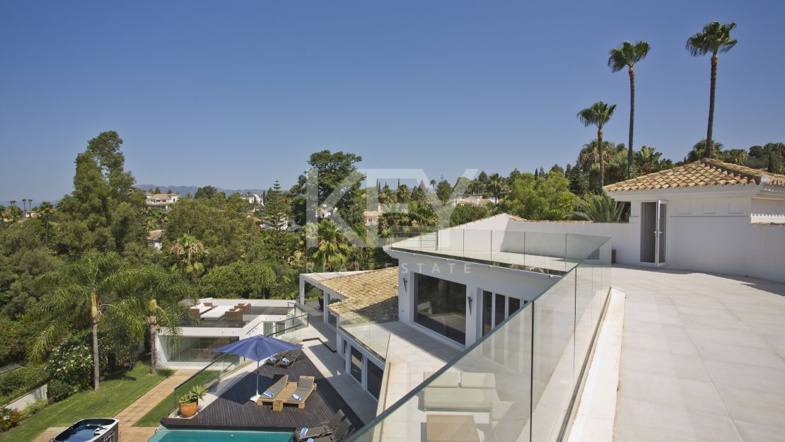 Una lujosa y elegante villa con vistas panorámicas, ubicada en Las Chapas, al este de Marbella.