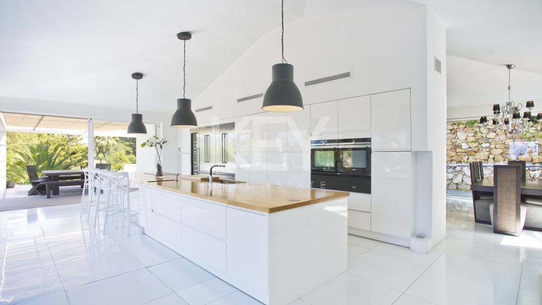 Una lujosa y elegante villa con vistas panorámicas, ubicada en Las Chapas, al este de Marbella.