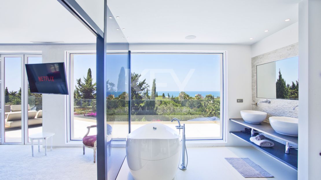 Una lujosa y elegante villa con vistas panorámicas, ubicada en Las Chapas, al este de Marbella.