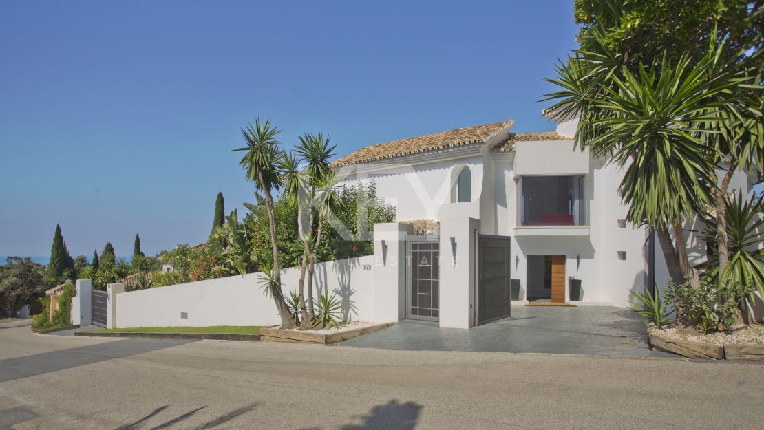 Una lujosa y elegante villa con vistas panorámicas, ubicada en Las Chapas, al este de Marbella.