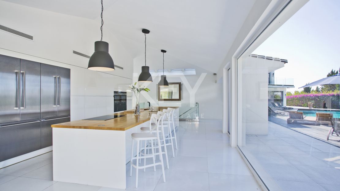 Una lujosa y elegante villa con vistas panorámicas, ubicada en Las Chapas, al este de Marbella.