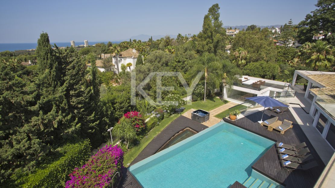 Una lujosa y elegante villa con vistas panorámicas, ubicada en Las Chapas, al este de Marbella.