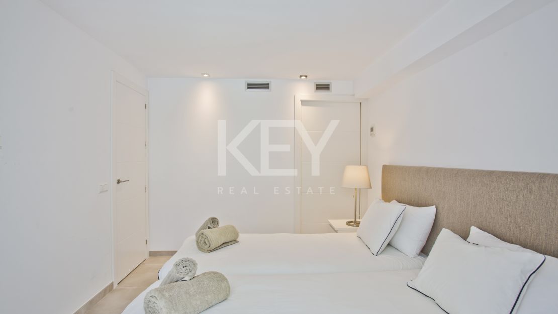 Una lujosa y elegante villa con vistas panorámicas, ubicada en Las Chapas, al este de Marbella.
