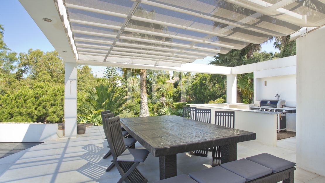 Una lujosa y elegante villa con vistas panorámicas, ubicada en Las Chapas, al este de Marbella.