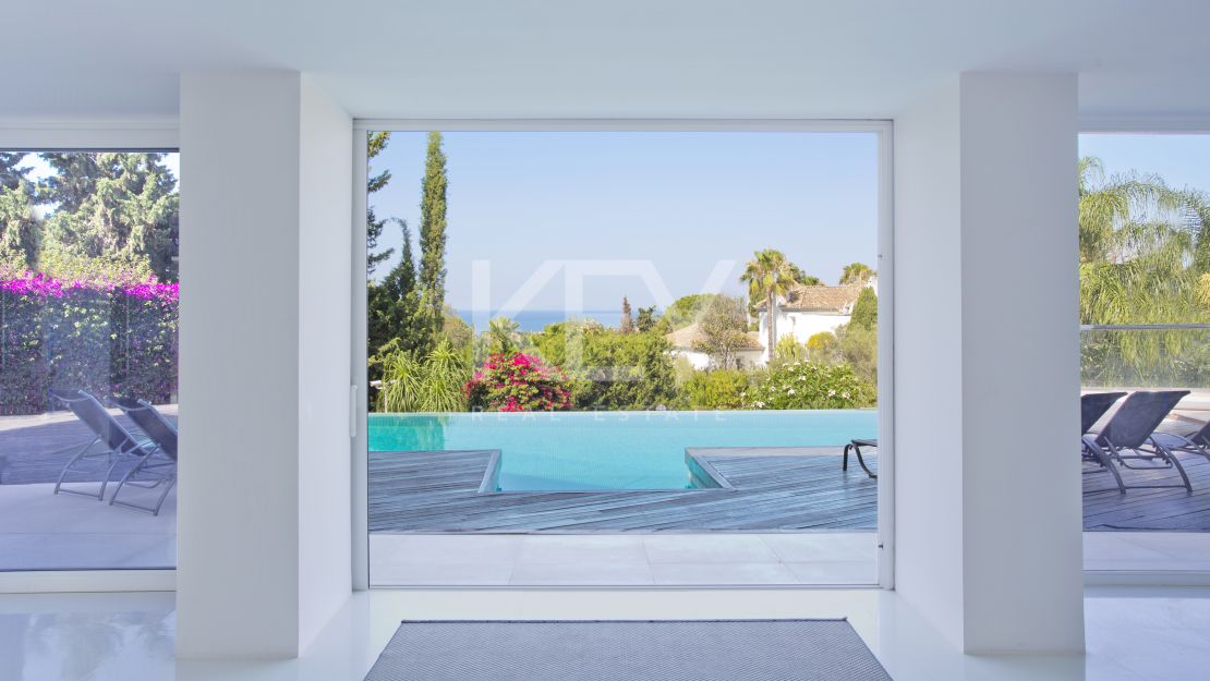 Una lujosa y elegante villa con vistas panorámicas, ubicada en Las Chapas, al este de Marbella.