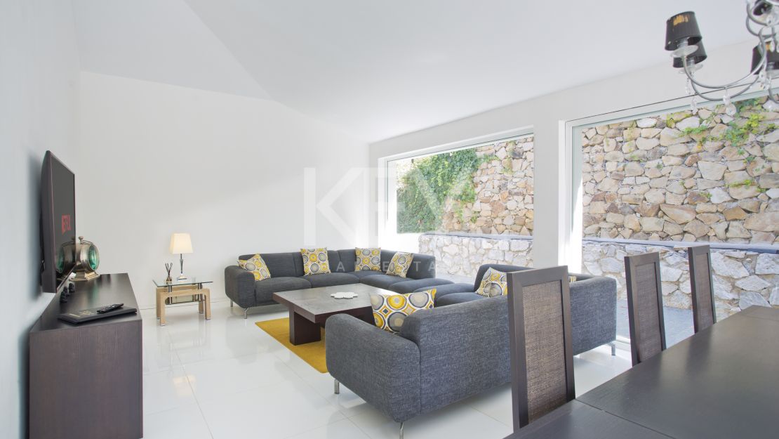 Una lujosa y elegante villa con vistas panorámicas, ubicada en Las Chapas, al este de Marbella.