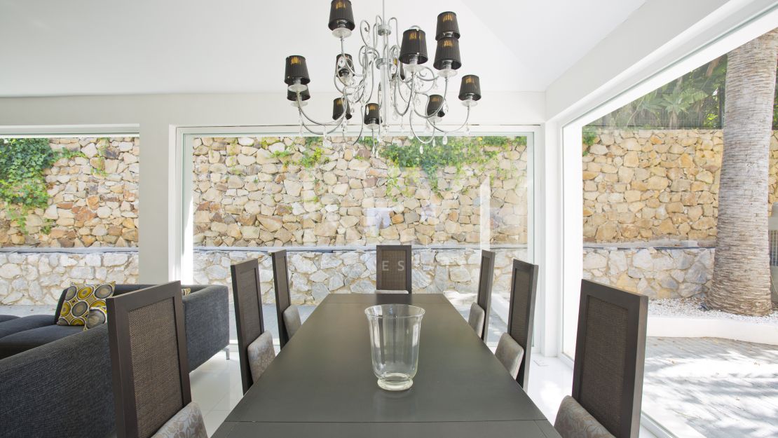 Una lujosa y elegante villa con vistas panorámicas, ubicada en Las Chapas, al este de Marbella.