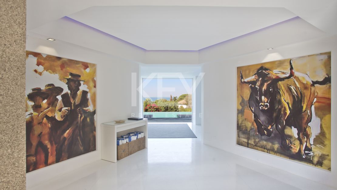 Una lujosa y elegante villa con vistas panorámicas, ubicada en Las Chapas, al este de Marbella.