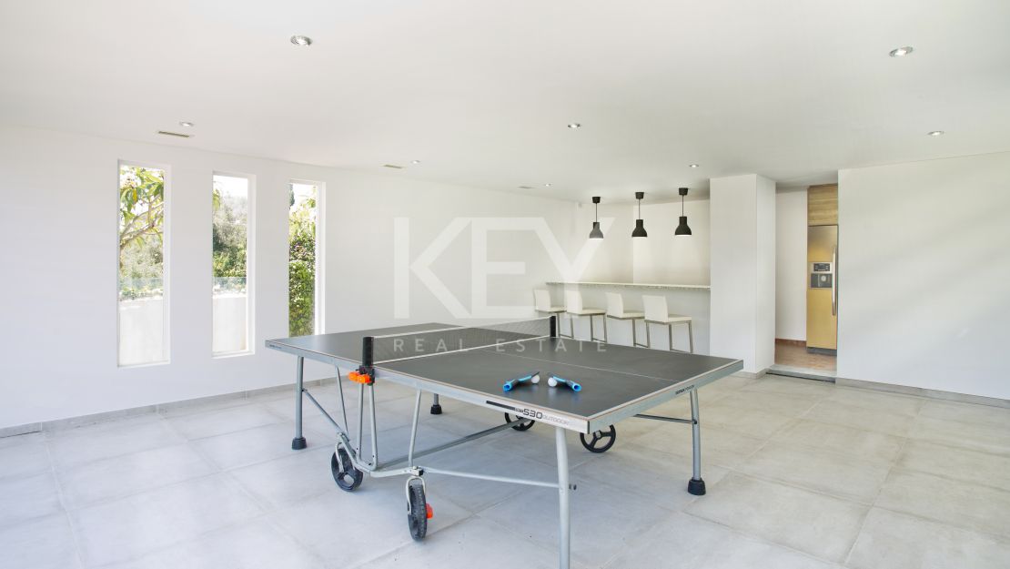 Una lujosa y elegante villa con vistas panorámicas, ubicada en Las Chapas, al este de Marbella.
