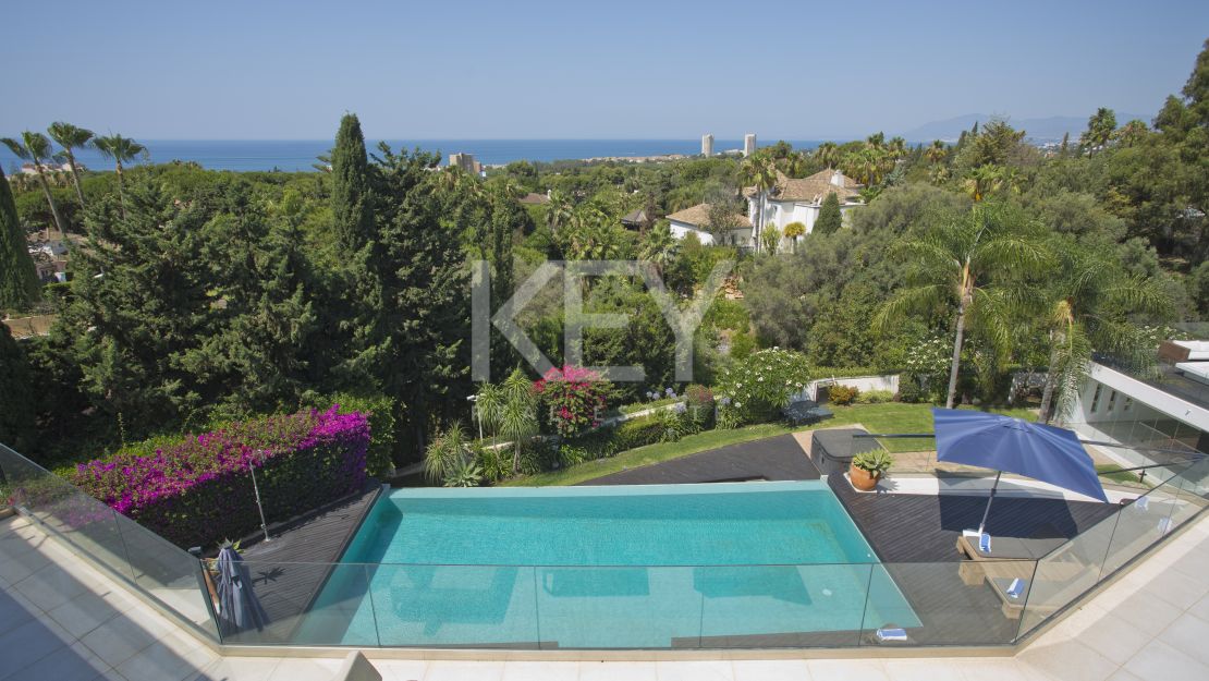 Una lujosa y elegante villa con vistas panorámicas, ubicada en Las Chapas, al este de Marbella.