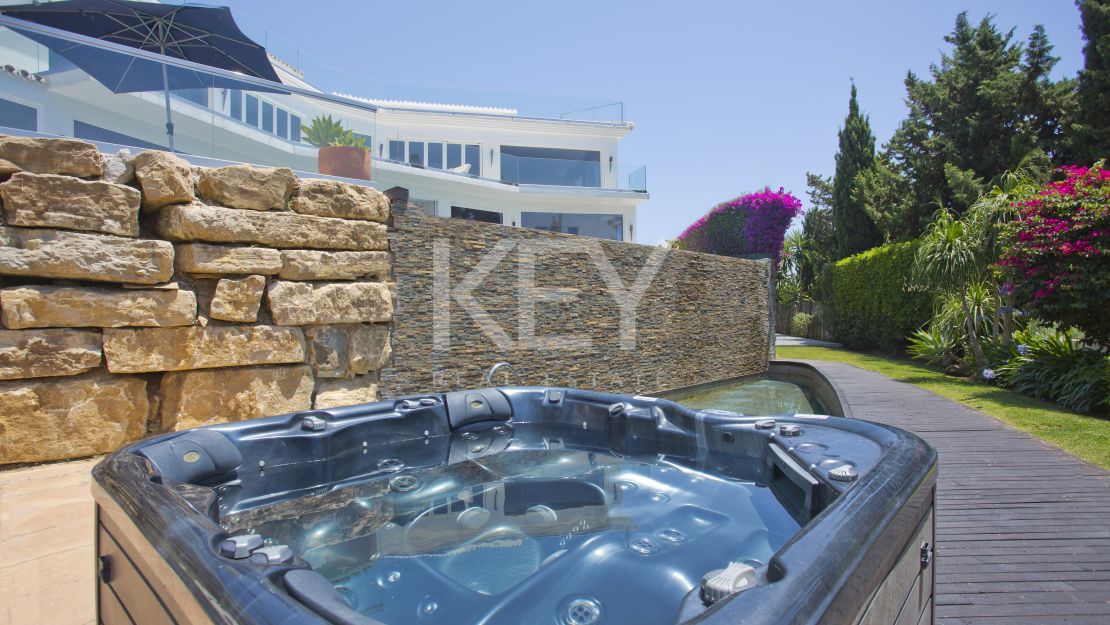 Una lujosa y elegante villa con vistas panorámicas, ubicada en Las Chapas, al este de Marbella.