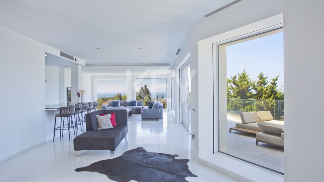 Una lujosa y elegante villa con vistas panorámicas, ubicada en Las Chapas, al este de Marbella.