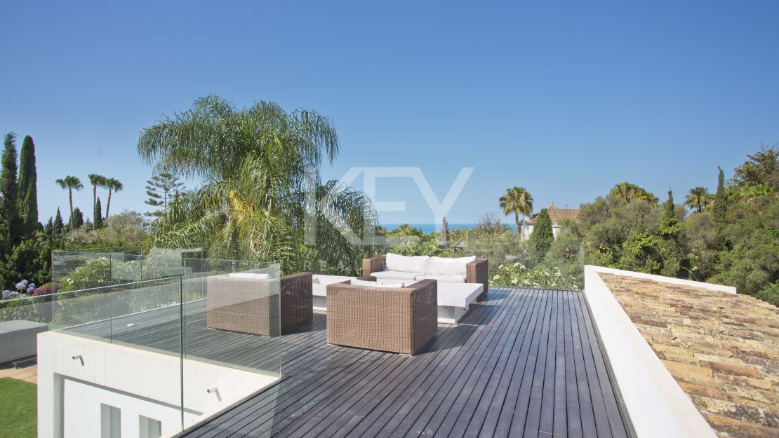 Una lujosa y elegante villa con vistas panorámicas, ubicada en Las Chapas, al este de Marbella.