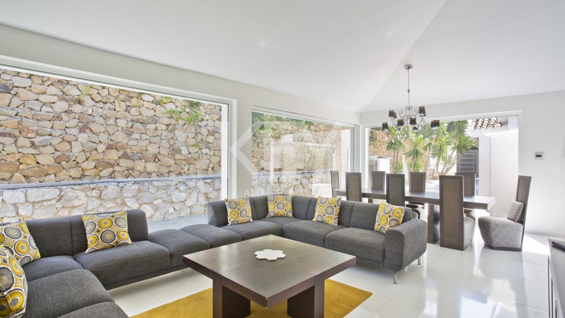 Una lujosa y elegante villa con vistas panorámicas, ubicada en Las Chapas, al este de Marbella.