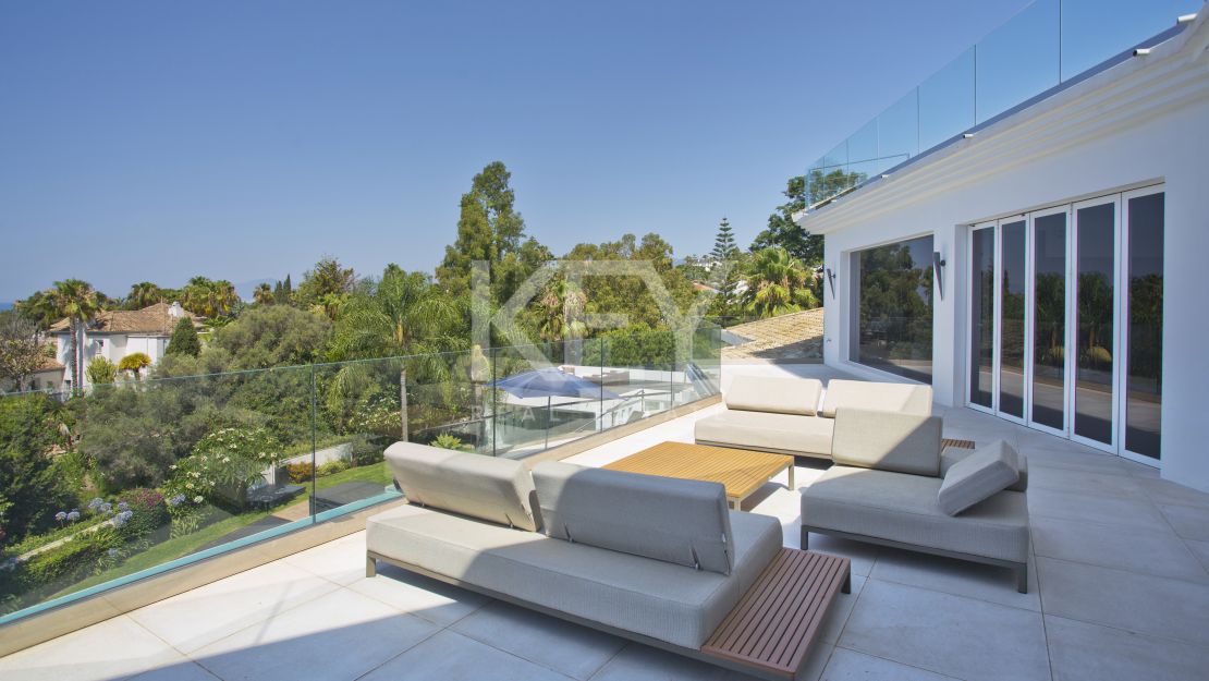 Una lujosa y elegante villa con vistas panorámicas, ubicada en Las Chapas, al este de Marbella.