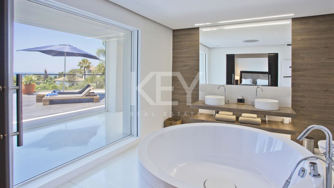 Una lujosa y elegante villa con vistas panorámicas, ubicada en Las Chapas, al este de Marbella.