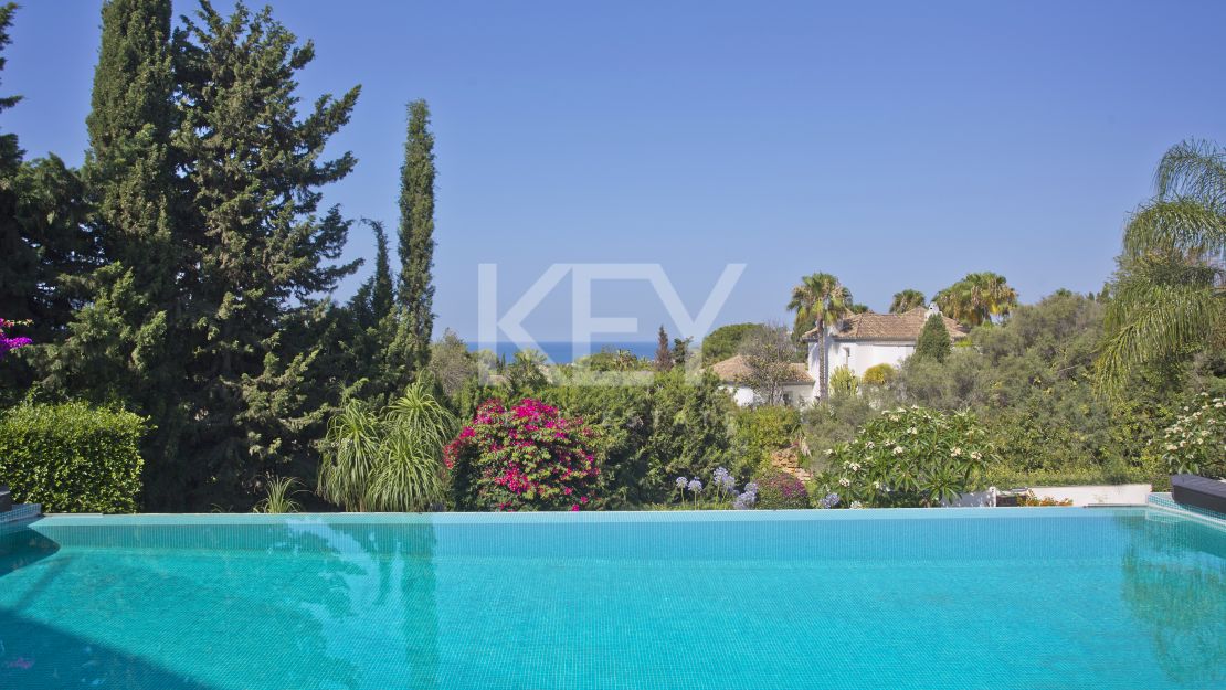 Una lujosa y elegante villa con vistas panorámicas, ubicada en Las Chapas, al este de Marbella.