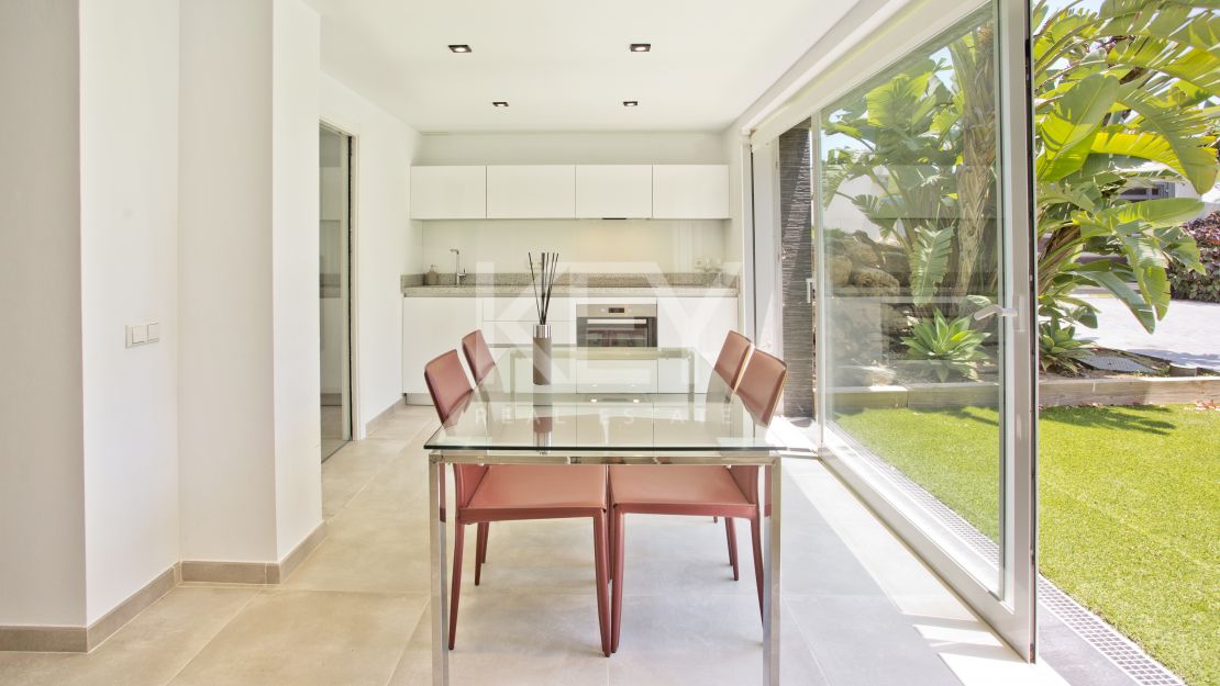 Una lujosa y elegante villa con vistas panorámicas, ubicada en Las Chapas, al este de Marbella.