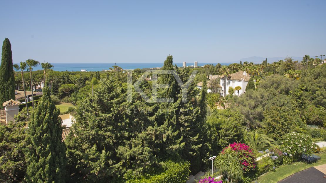 Una lujosa y elegante villa con vistas panorámicas, ubicada en Las Chapas, al este de Marbella.