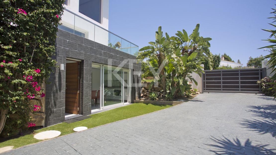 Una lujosa y elegante villa con vistas panorámicas, ubicada en Las Chapas, al este de Marbella.