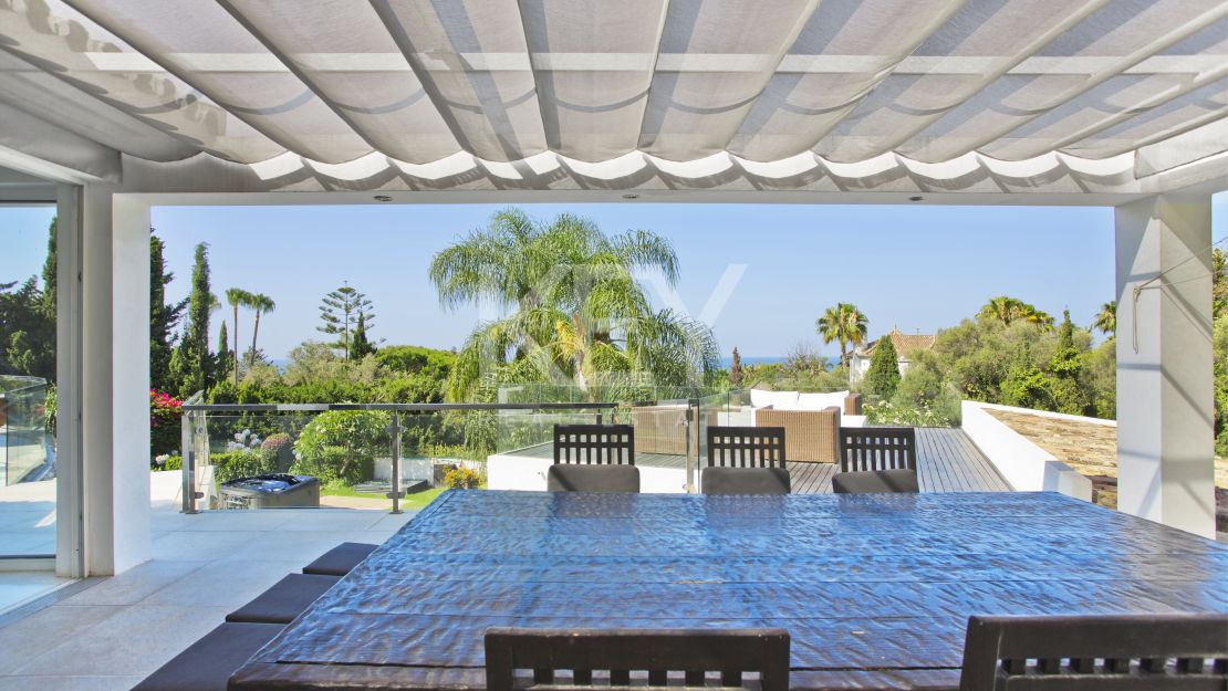 Una lujosa y elegante villa con vistas panorámicas, ubicada en Las Chapas, al este de Marbella.