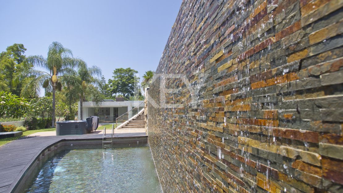 Una lujosa y elegante villa con vistas panorámicas, ubicada en Las Chapas, al este de Marbella.