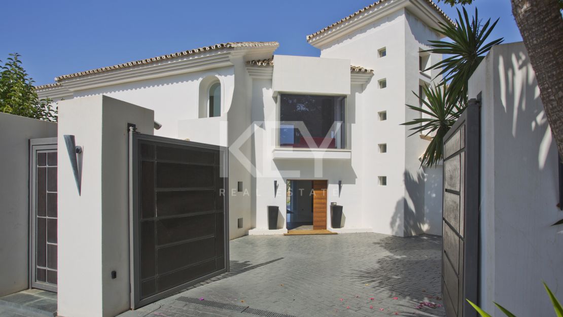 Una lujosa y elegante villa con vistas panorámicas, ubicada en Las Chapas, al este de Marbella.