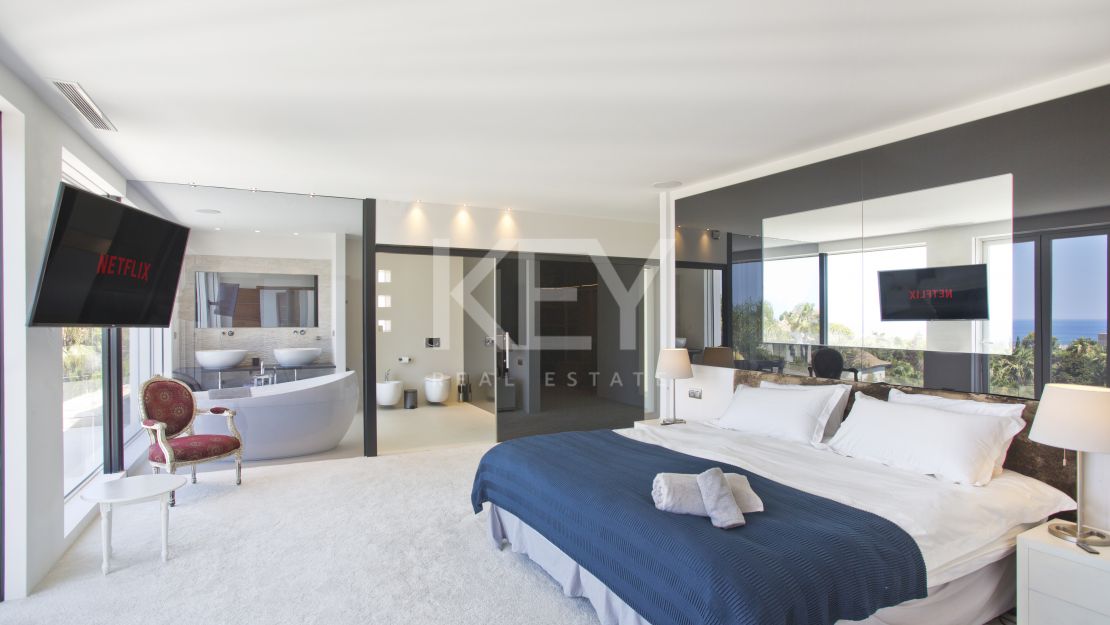 Una lujosa y elegante villa con vistas panorámicas, ubicada en Las Chapas, al este de Marbella.