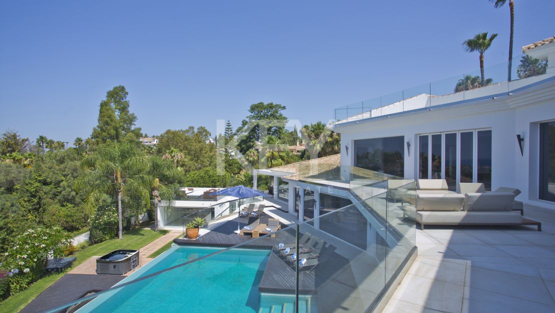 Una lujosa y elegante villa con vistas panorámicas, ubicada en Las Chapas, al este de Marbella.