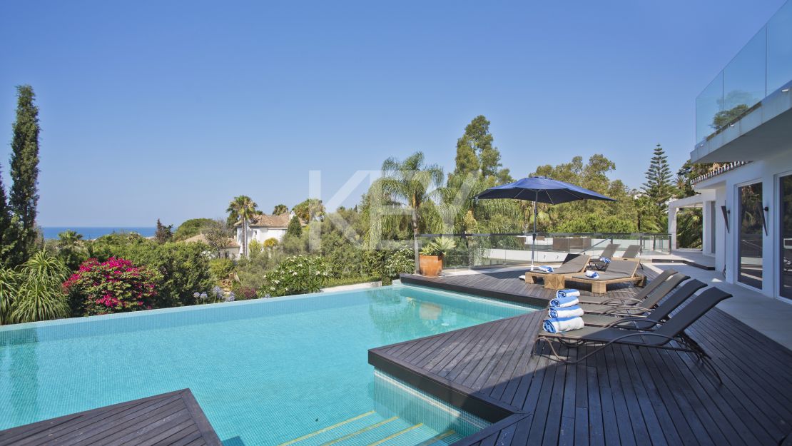 Una lujosa y elegante villa con vistas panorámicas, ubicada en Las Chapas, al este de Marbella.