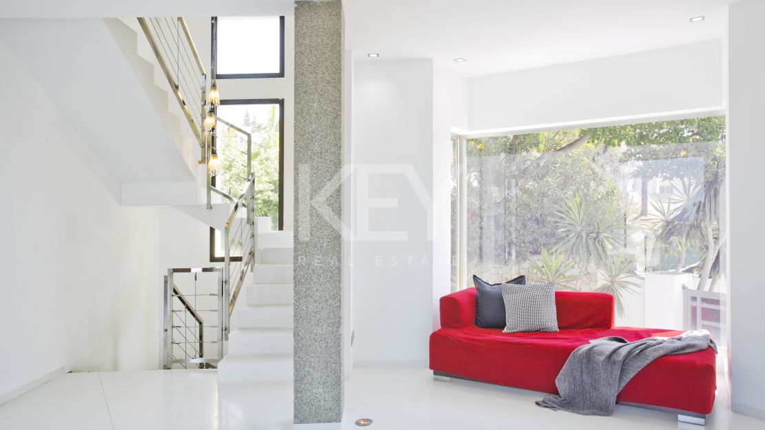 Una lujosa y elegante villa con vistas panorámicas, ubicada en Las Chapas, al este de Marbella.
