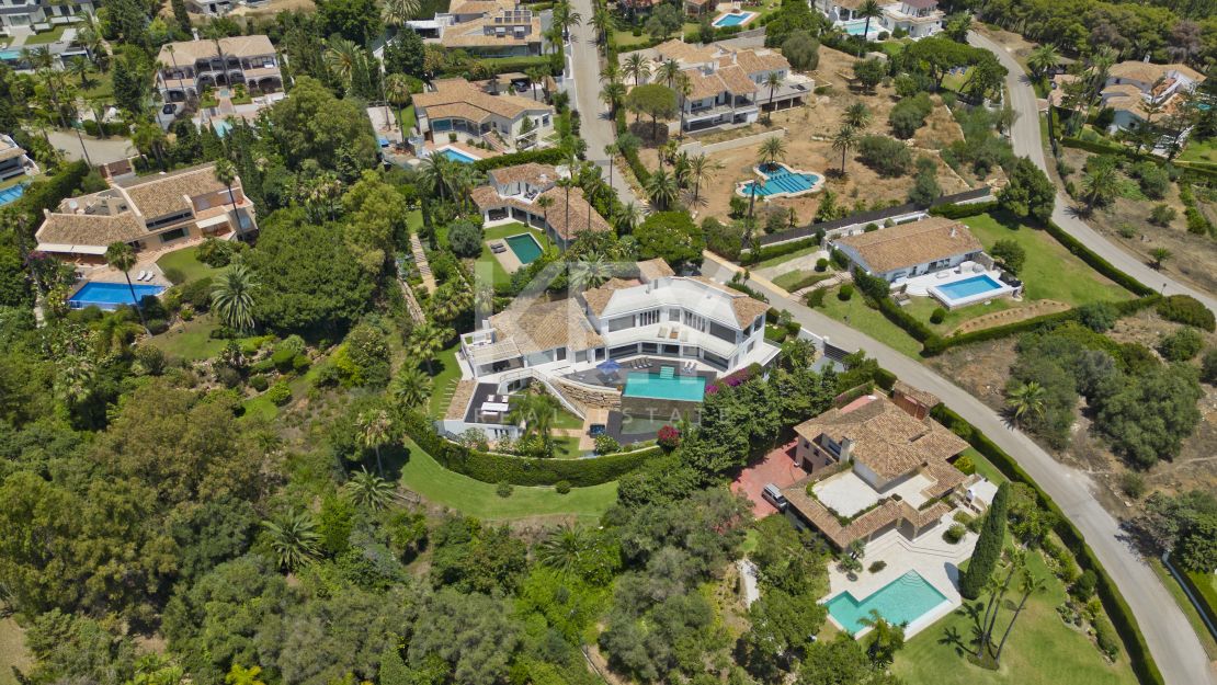 Una lujosa y elegante villa con vistas panorámicas, ubicada en Las Chapas, al este de Marbella.