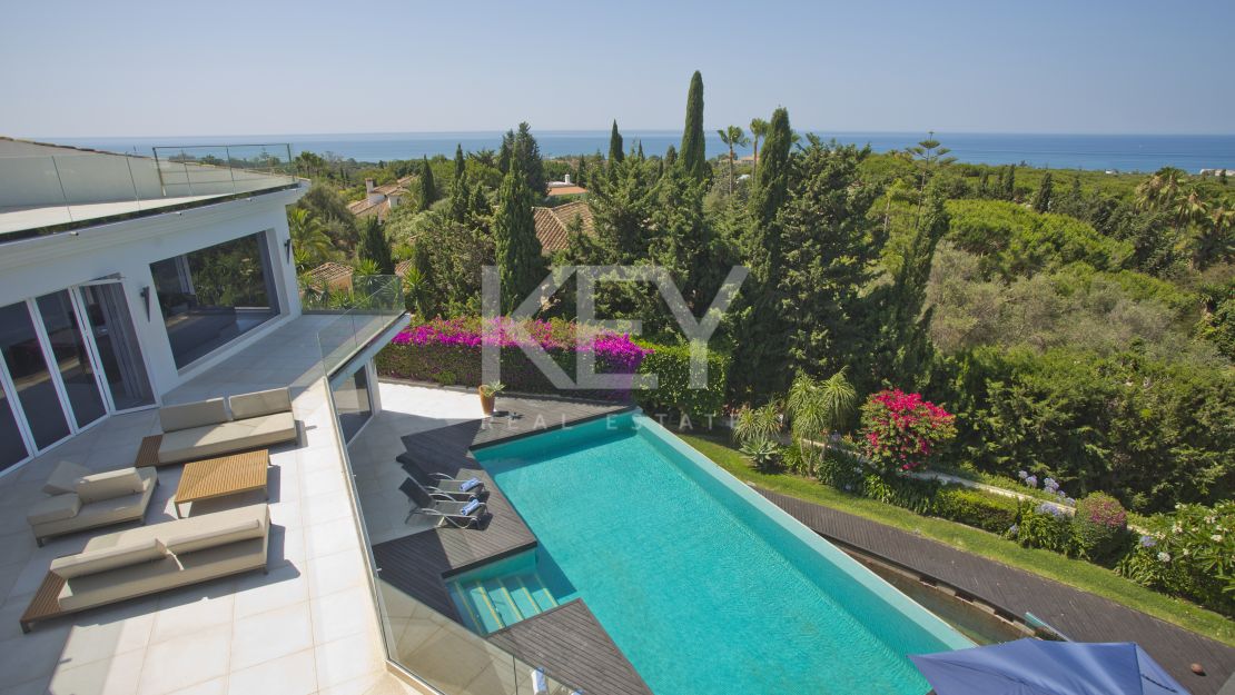 Una lujosa y elegante villa con vistas panorámicas, ubicada en Las Chapas, al este de Marbella.
