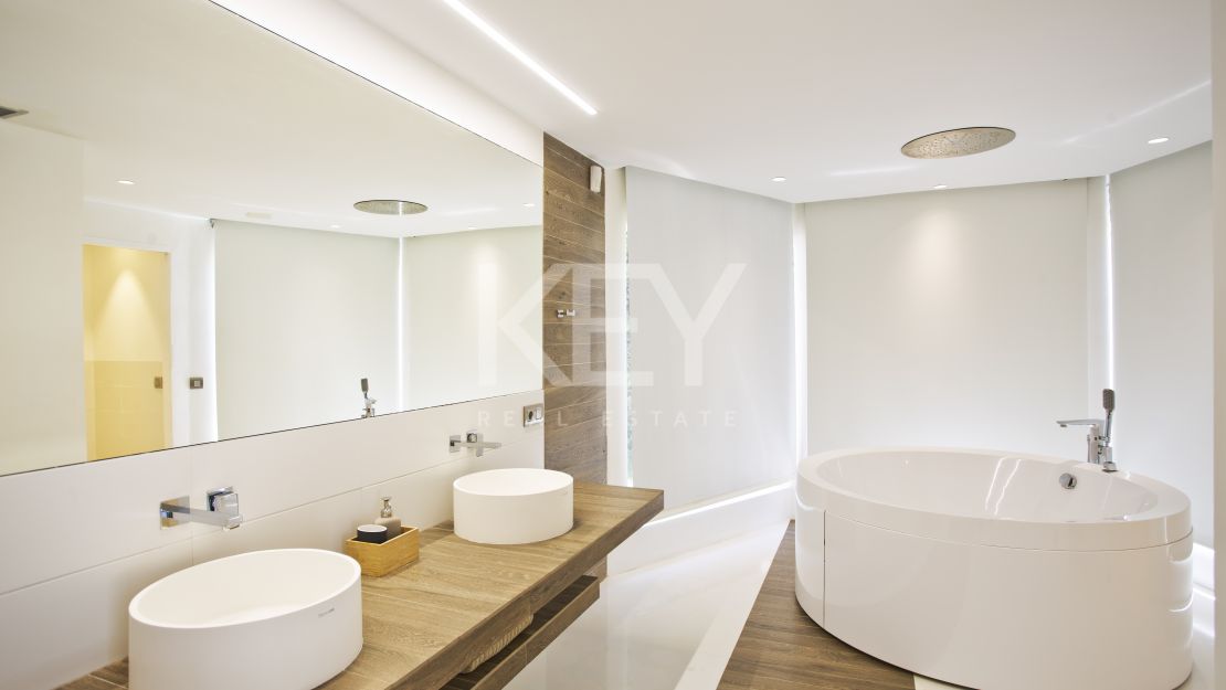 Una lujosa y elegante villa con vistas panorámicas, ubicada en Las Chapas, al este de Marbella.