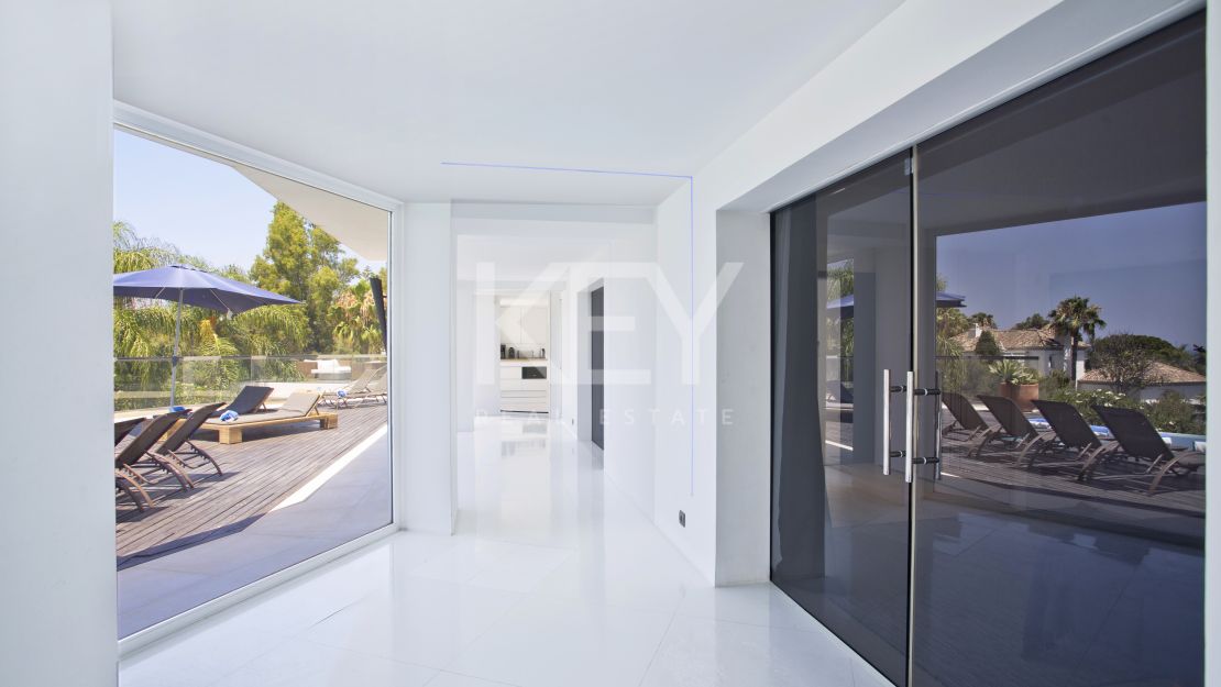 Una lujosa y elegante villa con vistas panorámicas, ubicada en Las Chapas, al este de Marbella.