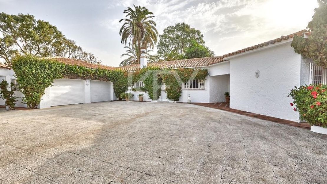 Grandiose Andalusian style villa for sale in Casasola, Estepona