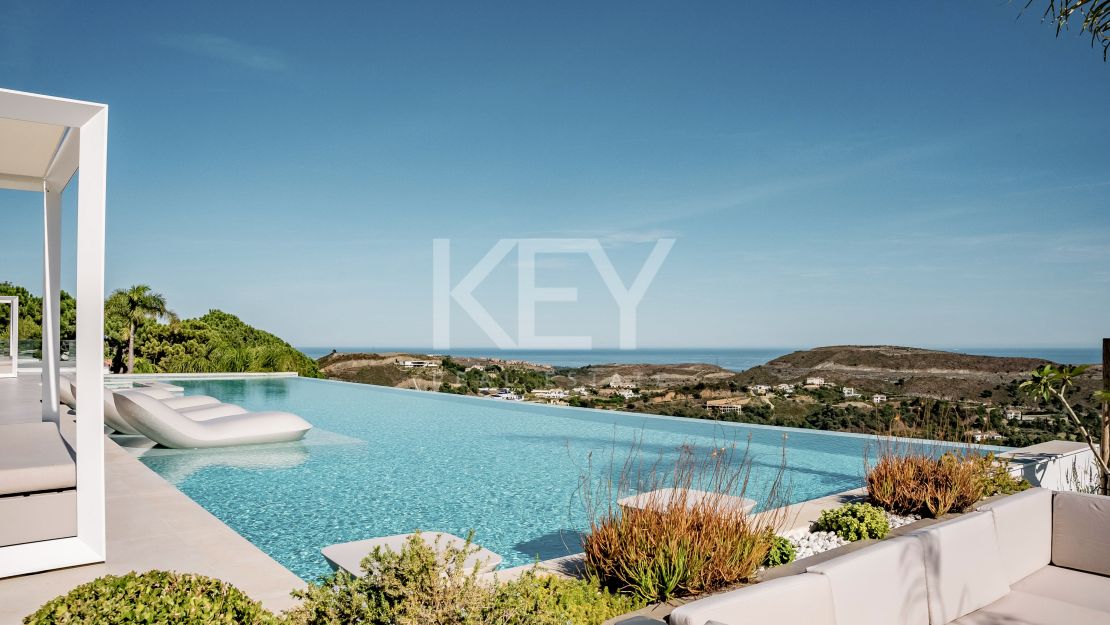 Lujosa Villa en Venta en Marbella Club Golf Resort con Impresionantes Vistas Panorámicas