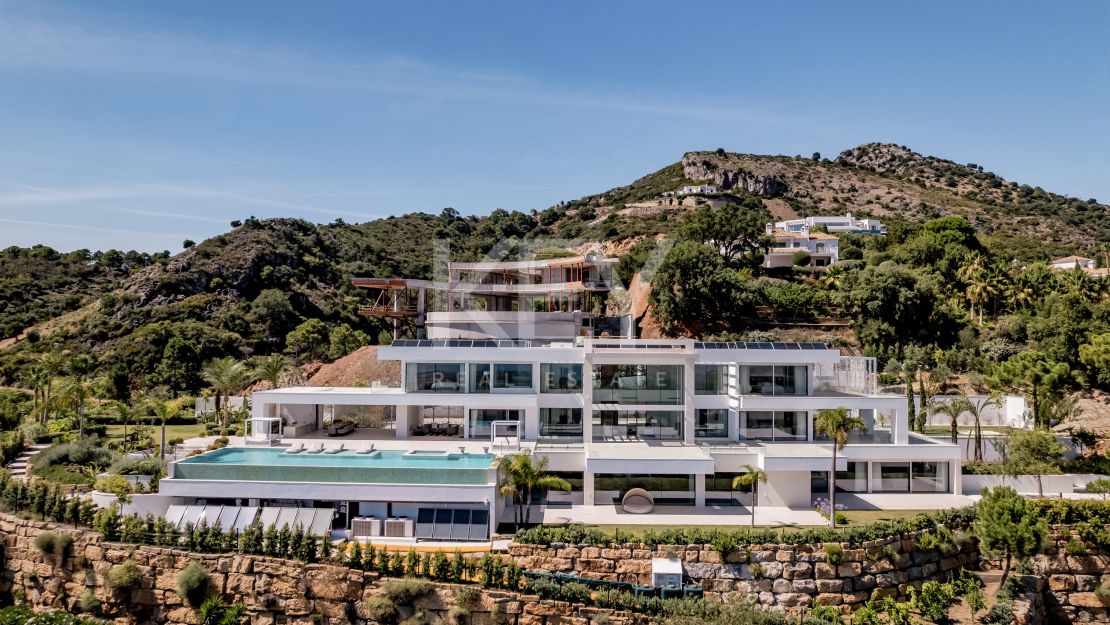 Lujosa Villa en Venta en Marbella Club Golf Resort con Impresionantes Vistas Panorámicas