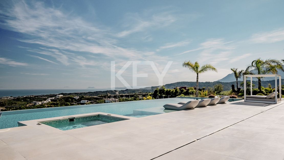 Lujosa Villa en Venta en Marbella Club Golf Resort con Impresionantes Vistas Panorámicas