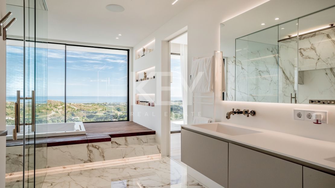 Lujosa Villa en Venta en Marbella Club Golf Resort con Impresionantes Vistas Panorámicas