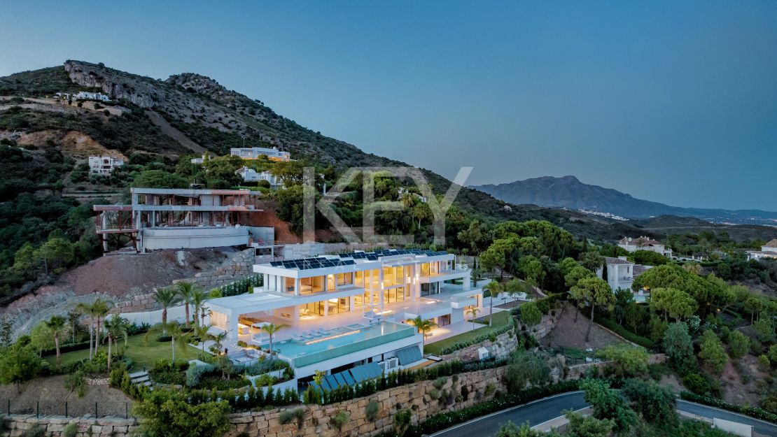 Lujosa Villa en Venta en Marbella Club Golf Resort con Impresionantes Vistas Panorámicas