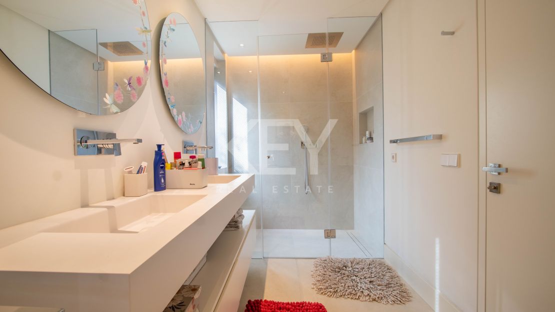 Villa contemporánea de lujo con vistas panorámicas en venta en La Alqueria, Benahavis