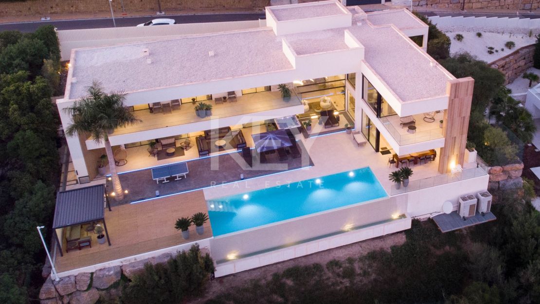Villa contemporánea de lujo con vistas panorámicas en venta en La Alqueria, Benahavis