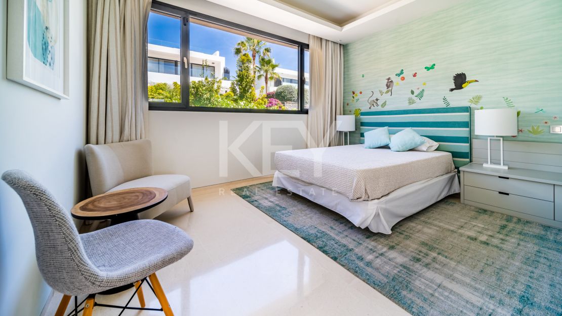 Villa moderna en  venta en Altos de Puente Romano, Milla de Oro, Marbella