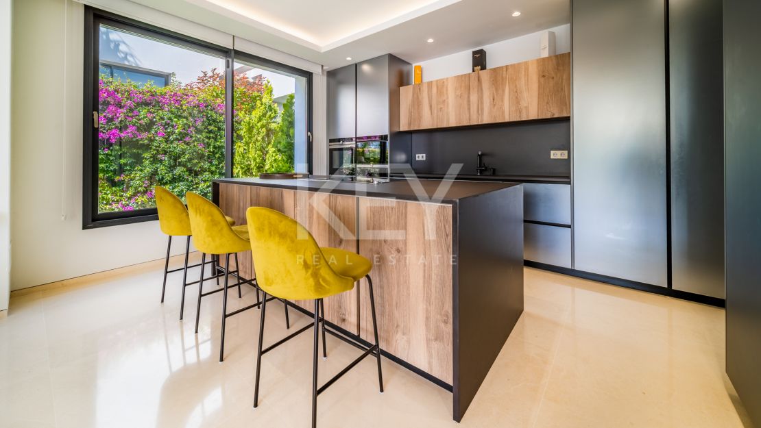 Villa moderna en  venta en Altos de Puente Romano, Milla de Oro, Marbella
